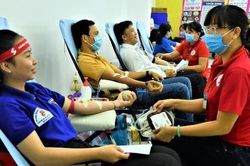 'Sắc đỏ Tây Đô' nghĩa cử cao đẹp