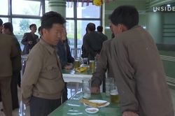 Bên trong quán nhậu đứng ở Triều Tiên