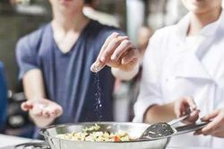 Con dâu lỡ tay nấu mặn, mẹ chồng chỉ cho vài cách khiến nàng gật gù tâm phục