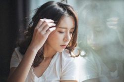 Thế giới mấy tỉ người, đàn bà thì khờ dại, thế nên có thể chọn nhầm chồng lắm chứ