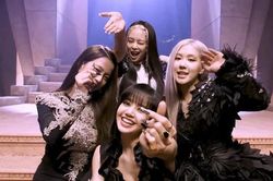 Cận cảnh loạt tai nghe sang chảnh của các cô nàng BlackPink