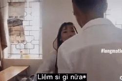 Clip: Nam sinh cầm hoa tỏ tình 'crush', kết quả nhận được khiến anh chàng ngỡ ngàng sung sướng