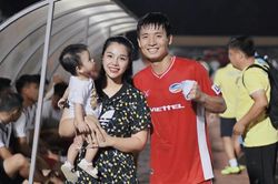 Bùi Tiến Dũng hạnh phúc gọi vợ con là 'thiên thần hộ mệnh'
