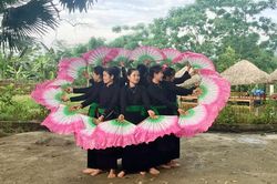 Say mê điệu múa ở Đồng Qua