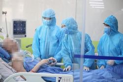 Phi công người Anh đang tập tự đứng dậy và đi nhiều bước