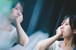 Thấy tấm ảnh cũ kỹ trong ví chồng, tôi ghen tuông mang ra xé vụn, đến khi biết thân thế của cô gái đó, tôi hối hận khôn nguôi