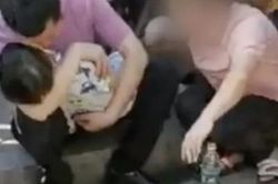 Nhờ hàng xóm thân thiết trông hộ con trai 4 tuổi, cặp vợ chồng đâu ngờ mất con vì sự đãng trí của người này