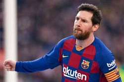 Nối gót Ronaldo, Messi đạt mốc 700 bàn thắng