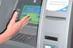 Bực tức vì bị 'nuốt' thẻ, thanh niên dùng búa đập phá trụ ATM