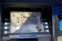 Bị nuốt thẻ rút tiền, nam thanh niên vác búa đập phá cây ATM