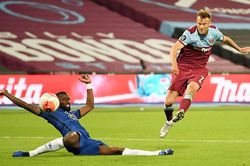 West Ham đánh gục Chelsea, MU 'ngư ông đắc lợi'