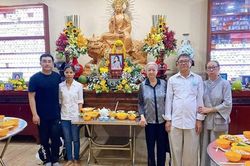 Thay mặt con trai, bố mẹ Phùng Ngọc Huy làm lễ cúng 100 ngày cho Mai Phương
