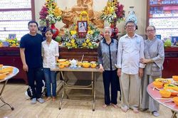 Bố mẹ Phùng Ngọc Huy làm lễ cúng 100 ngày Mai Phương, fan xót xa tưởng nhớ!