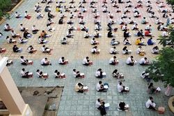 Chống gian lận thi cử, một trường THPT tại TP.HCM cho học sinh làm bài kiểm tra dưới sân trường