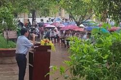 Hình ảnh thầy hiệu trưởng đứng giữa mưa phát biểu trong tiết chào cờ cuối cùng khiến bao học sinh xúc động