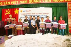 Vietbank trao tặng 100 tấn gạo đến các gia đình gặp khó khăn