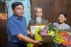 Bí thư Thành ủy Bảo Lộc đến tận nhà trao Huy hiệu 70 năm tuổi Đảng cho đồng chí Trần Anh Trung