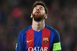 'Cười bể bụng' với ảnh chế ném đá Messi sau trận hòa trước Atletico