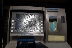 Rút tiền bị nuốt thẻ, xách búa đến máy ATM 'đòi tiền'