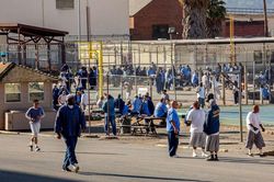 'Sóng thần' COVID-19 quét qua nhà tù ở California