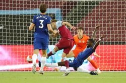 Chelsea lỡ cơ hội vào top 3 trong trận VAR gây tranh cãi