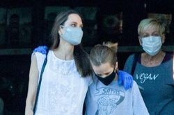 Angelina Jolie lần đầu ra phố sau nhiều tháng cách ly