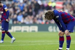 Dugarry khuyên Griezmann: 'Hãy đấm thẳng vào mặt Messi đi!'