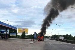 Xe đầu kéo bốc cháy dữ dội trên quốc lộ 1A