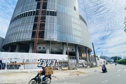 Cận cảnh cao ốc 'đắp chiếu', làm xấu bộ mặt trung tâm Sài Gòn