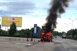Ô tô đầu kéo bốc cháy ngùn ngụt ngay sát trạm xăng ven quốc lộ 1