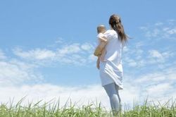 Qua khe cửa, câu chuyện giữa chồng và cô hàng xóm làm mẹ đơn thân khiến tôi ngã quỵ