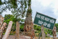 Tháp cổ ở biên giới Nghệ An có nguy cơ đổ sập