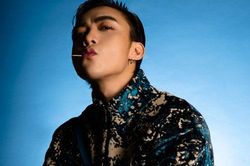 Soobin Hoàng Sơn dát đồ hiệu, cách tạo dáng và thần thái 'ngông' hơn.