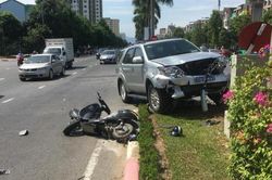 Xe biển xanh của UBKT Tỉnh ủy Nghệ An đâm xe máy, 1 người nguy kịch