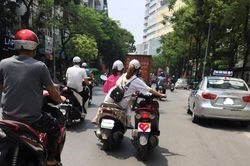 2 cô gái khiến nhiều người khiếp sợ bởi hành động liều lĩnh trên đường phố đông đúc xe cộ