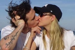 Brooklyn Beckham về Anh sau 3 tháng sống cùng bạn gái