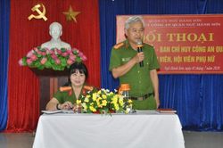 Lãnh đạo CAQ Ngũ Hành Sơn đối thoại với thanh niên và phụ nữ
