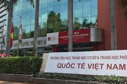 Trường Việt Úc từ chối dạy 40 học sinh: Phụ huynh 'làm quá'... hại con?