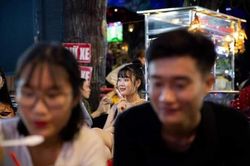 Chụp lén gái xinh, anh chàng có người yêu nhờ dân mạng 'đẩy thuyền'