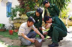 Lính Biên phòng nuôi ong rú lấy mật