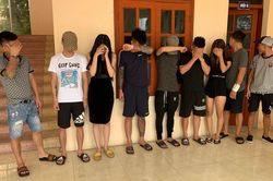 Hai cô gái sa đọa cùng nhóm trai trong quán karaoke làng