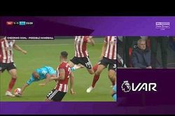Thảm bại trước Sheffield United, HLV Mourinho mỉa mai VAR