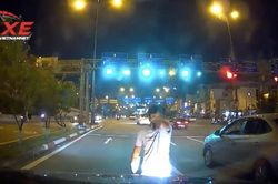 Tài xế lôi bình xịt, gây sự giữa ngã tư đông người