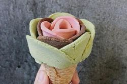 Cách làm kem ốc quế hoa hồng siêu dễ thương