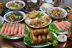 Vừa bê mâm cơm cúng giỗ đã bị chồng chê bai, song chỉ 1 tiếng dao đập mạnh xuống thớt mà anh ta 'rúm ró' phụ vợ làm nốt