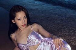 Chi Pu chăm diện đồ cắt xẻ, kiểu nào cũng phải khoe triệt để vòng 1 mới hài lòng