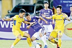 Vòng 8 V.League: Nhà vô địch 'mong manh, dễ vỡ'