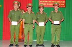 Công an Trà Vinh khen thưởng tập thể, cá nhân phá nhanh vụ án giết người