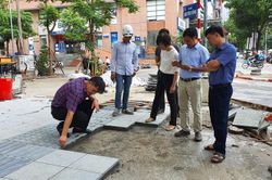 Kiểm tra công tác thi công lát đá vỉa hè tại quận Đống Đa