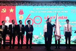 Công ty cổ phần Giống gia súc Hà Nội đón nhận Huân chương Lao động Hạng Ba